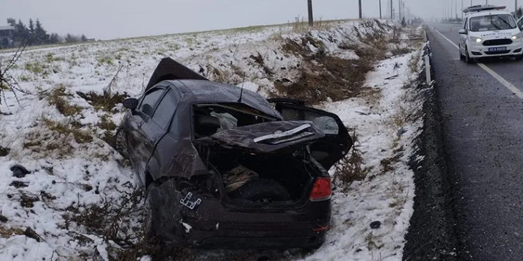 Kayganlaşan yolda otomobil takla attı