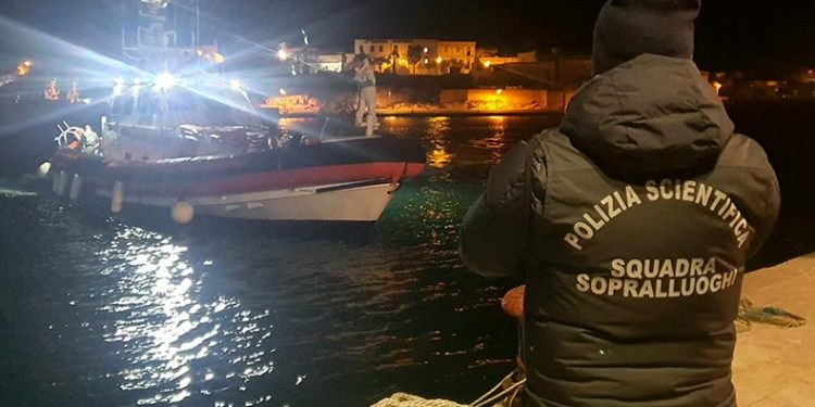 Göçmen teknesinden 8 ceset çıkarıldı