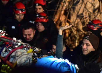 92 saat sonra el sallayarak çıktı