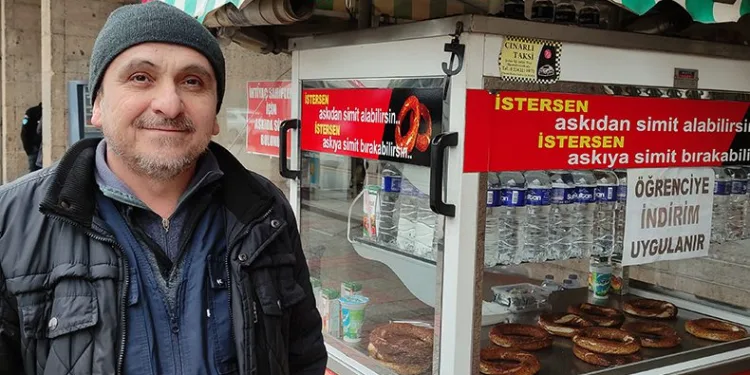 İnsanlara yardımcı olmak için seyyar satıcılık yapıyor