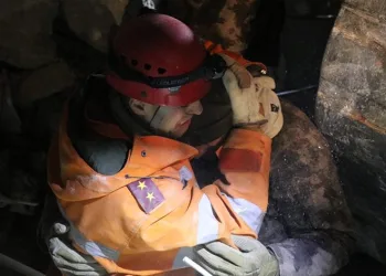 Enkazdan kurtulan “Deniz” umut oldu