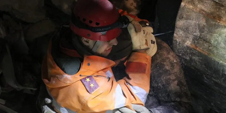 Enkazdan kurtulan “Deniz” umut oldu