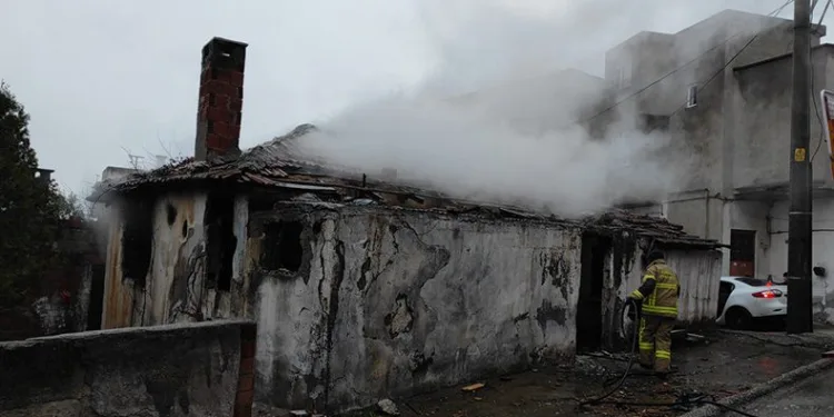 Bursa’da metruk binada çıkan yangın korkuttu