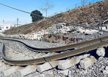 Tren rayları tel gibi büküldü