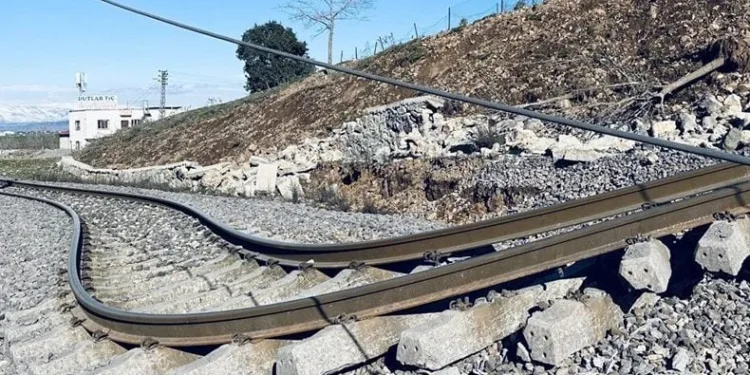 Tren rayları tel gibi büküldü