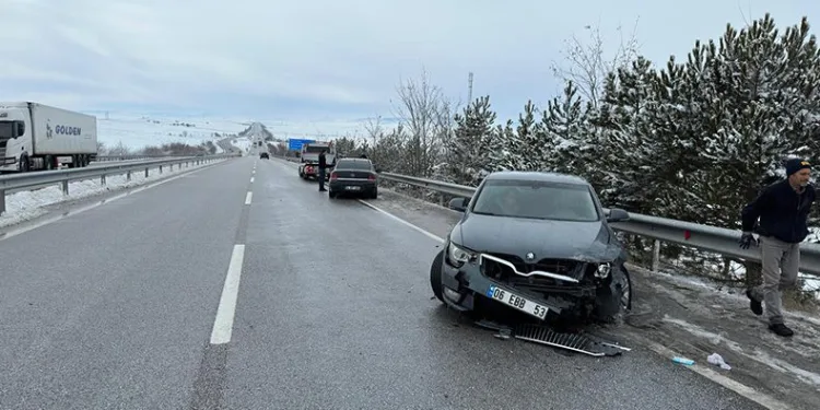 Buzlanan yollarda çok sayıda kaza meydana geldi