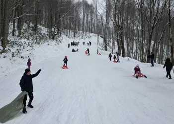Kar yağınca eğlencenin merkezi oldu
