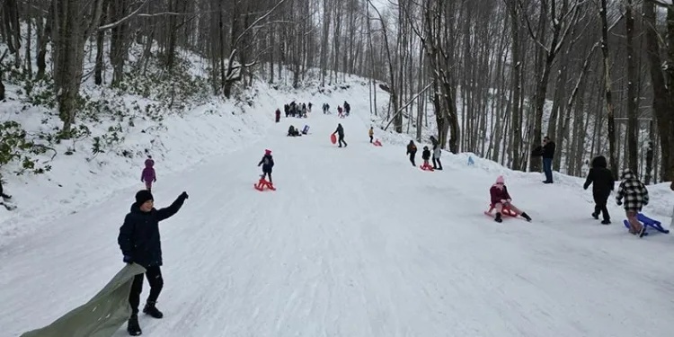 Kar yağınca eğlencenin merkezi oldu