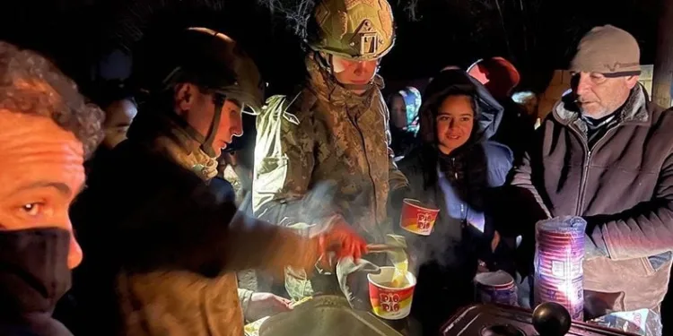 Deprem bölgelerinde yemek dağıtımı devam ediyor