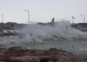 Bandırma’da fırtına etkili oluyor