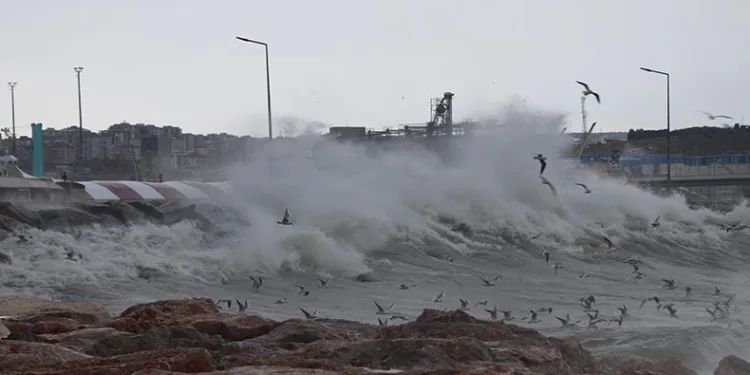 Bandırma’da fırtına etkili oluyor