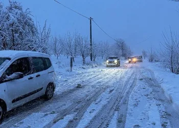 İznik’te yoğun kar hayatı felç etti
