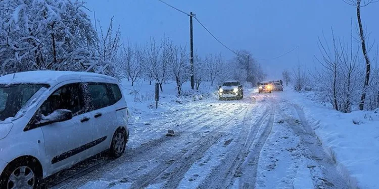 İznik’te yoğun kar hayatı felç etti