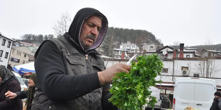 İlk emekli maaşını aldığı gün bir kamyon dolusu ürünü 5 liradan satacak