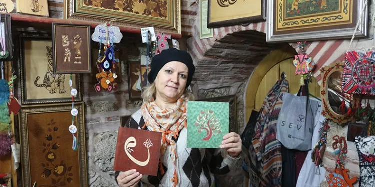 Marküteri sanatıyla uğraşan iki kişiden biri