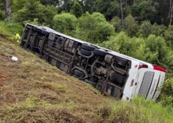 Brezilya’da tur otobüsü devrildi