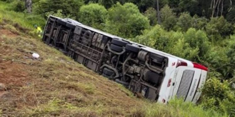 Brezilya’da tur otobüsü devrildi