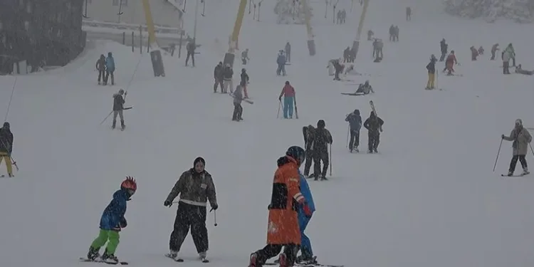 Uludağ’da yarıyılın son gününde tatilciler karın keyfini çıkarttı