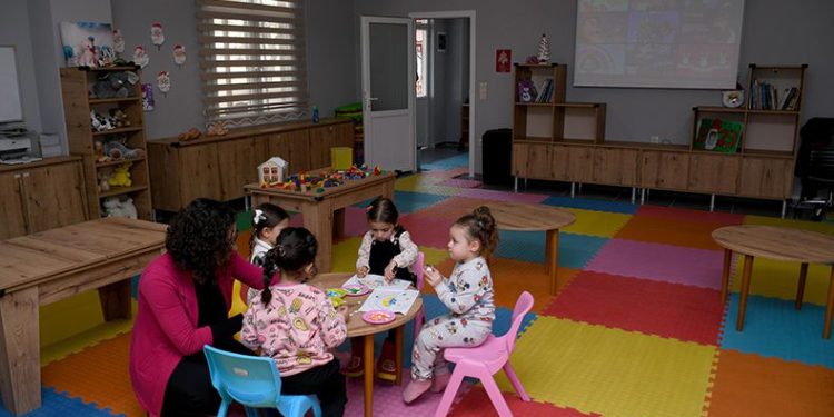 Anne-Baba Çocuk Merkezi minikleri eğitim hayatına hazırlıyor