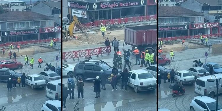 Bursa’da husumetli sürücüler tekme tokat kavga etti