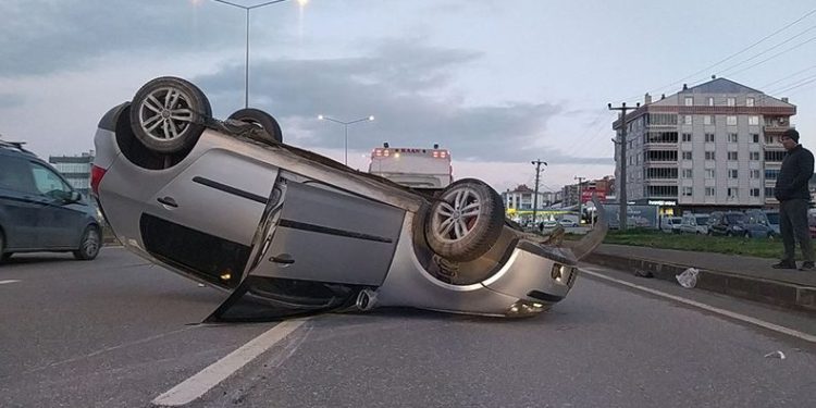 Aracıyla takla atan kadın sürücü yaralandı