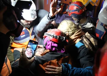 94 saat sonra enkaz altından yürüyerek çıktı