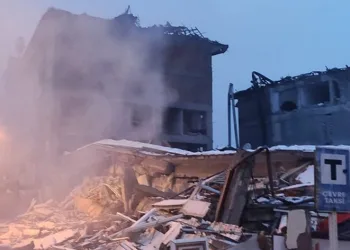 Enkaz altından ayağı kesilerek kurtarılabildi