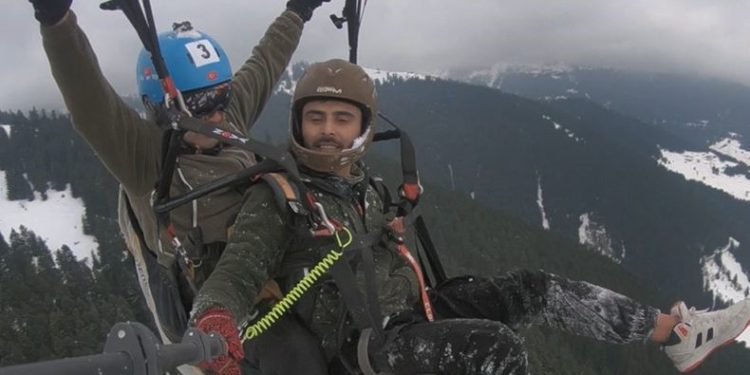 Artvin’de kar üzerinde yamaç paraşütü
