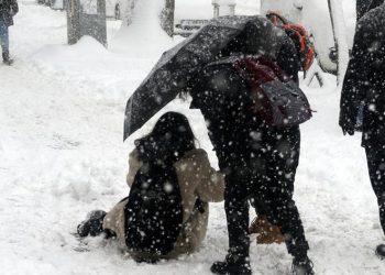Karlı ve buzlu yolda yürümenin püf noktaları
