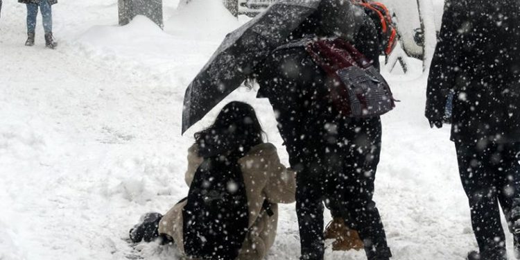Karlı ve buzlu yolda yürümenin püf noktaları