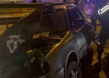 Kontrolden çıkan otomobil bariyerlere saplandı