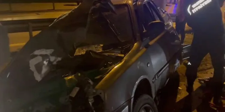 Kontrolden çıkan otomobil bariyerlere saplandı