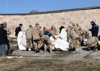 Depremde hayatını kaybeden 22 kişi toprağa verildi