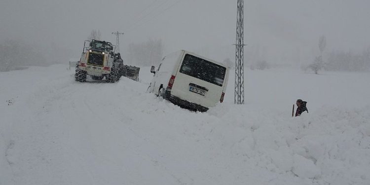 Kara saplanan araç kurtarıldı