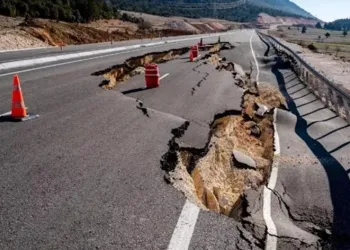 Fay hattı yolları parçaladı