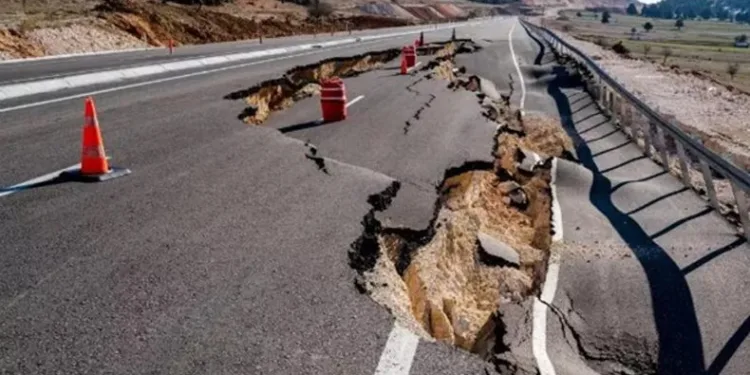Fay hattı yolları parçaladı