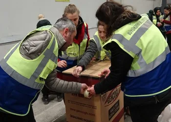 Tek koluyla depremzedelere yardım ediyor