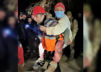 Ayaklarına doladığı bez parçalarıyla yaşama tutundu