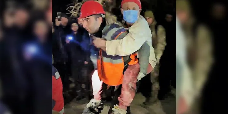 Ayaklarına doladığı bez parçalarıyla yaşama tutundu