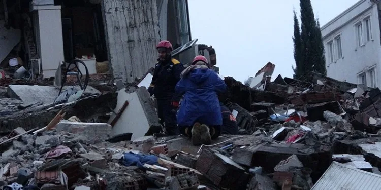Enkazda arama çalışmaları devam ediyor