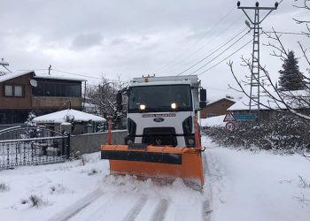 İnegöl’de karla kaplanan yollara müdahale