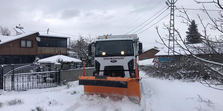 İnegöl’de karla kaplanan yollara müdahale