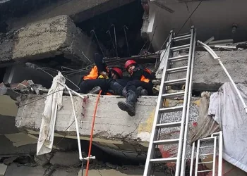 Enkaz altından 18 kişi sağ olarak çıkarıldı