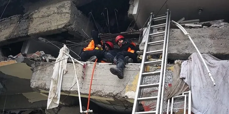 Enkaz altından 18 kişi sağ olarak çıkarıldı