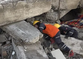 Enkazda türkü söyleyerek moralini yüksek tuttu