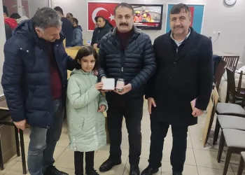 Nisanur depremzedelere kumbarasını bağışladı