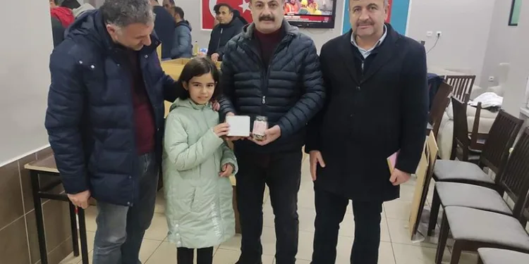 Nisanur depremzedelere kumbarasını bağışladı