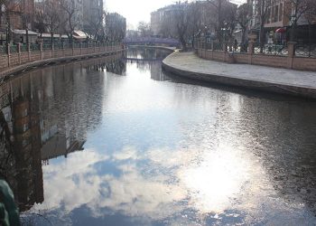 Porsuk Çayı yüzeyi buz tutmaya başladı