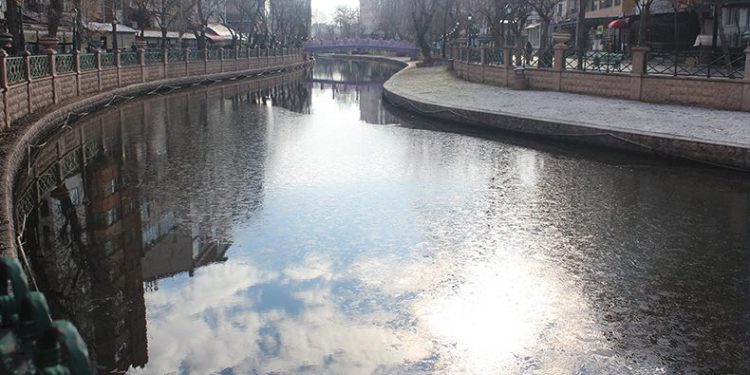 Porsuk Çayı yüzeyi buz tutmaya başladı