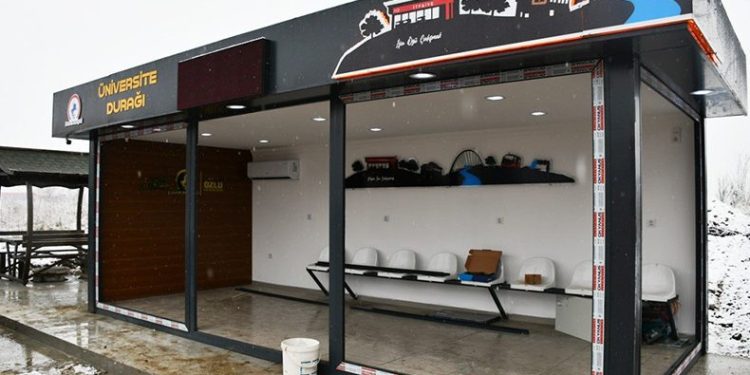 Hurda konteyner modern durak oldu